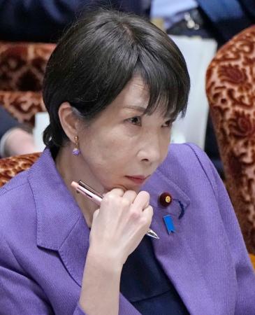 参院予算委で質問を聞く高市首相=15日午前