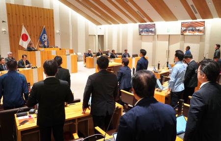 尖閣諸島への上陸許可を政府に求める意見書を、賛成多数で可決した沖縄県石垣市議会＝１５日午後