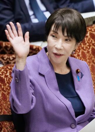 参院予算委で答弁のため挙手する高市首相＝１５日午後