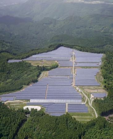 　阿蘇山に近い、熊本県小国町に設置された大規模太陽光発電所＝２０２３年５月