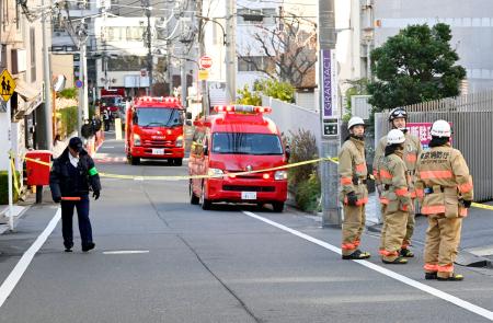 現場のサウナ店周辺に駆けつけた消防隊員ら=15日午後1時40分ごろ、東京都港区