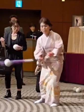 　着物姿でノックを披露する宇津木妙子さん（右）＝９日、東京都内