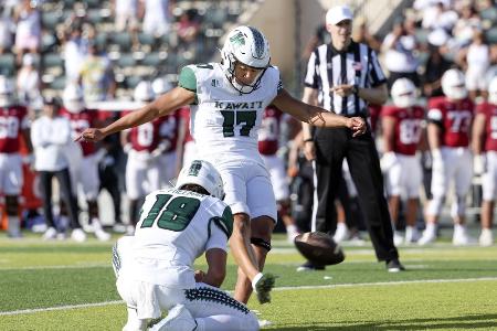 ＦＧを決めるハワイ大の松沢寛政＝８月、ホノルル（ゲッティ＝共同）