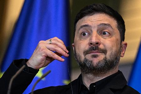 記者会見するウクライナのゼレンスキー大統領＝１５日、ベルリン（ロイター＝共同）