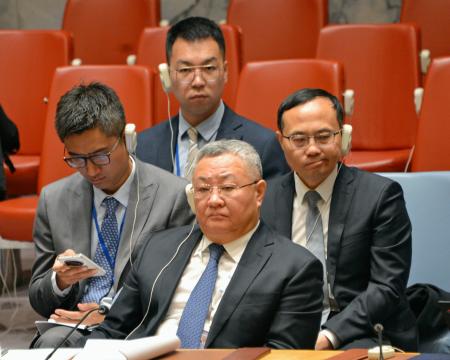 国連安全保障理事会の会合に出席する中国の傅聡国連大使（手前）＝１５日、米ニューヨークの国連本部（共同）