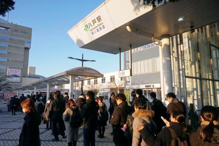 ＪＲ八戸線の運休が続き、長い列ができた八戸駅前のバスターミナル＝１６日午前、青森県八戸市