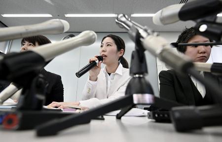 規定の見直しを求め、１０日に記者会見する福間香奈女流六冠＝大阪市北区