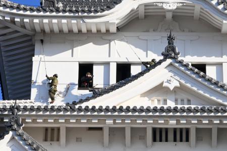 　陸上自衛隊員による「すす払い」が行われた姫路城＝１６日午前、兵庫県姫路市