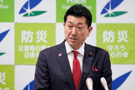 記者会見する赤間防災相＝１６日午前、内閣府