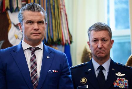 １５日、米ホワイトハウスでの行事に参加するヘグセス国防長官（左）とケイン統合参謀本部議長（ロイター＝共同）