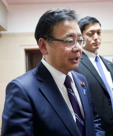 片山財務相との協議後、取材に応じる上野厚労相＝１６日午後、財務省
