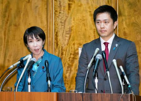 会談後、記者会見する高市首相（左）と日本維新の会の吉村代表＝１６日午後、国会