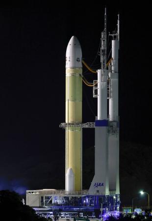 発射地点に移動するＨ３ロケット８号機＝１６日夜、鹿児島県の種子島宇宙センター