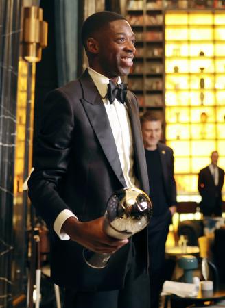 ＦＩＦＡの男子年間最優秀選手に初選出され、表彰式で笑顔を見せるデンベレ＝１６日、ドーハ（ＦＩＦＡ提供・ゲッティ＝共同）