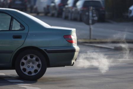 排ガスを出す自動車=16日、ドイツ・ベルリン(ロイター=共同)