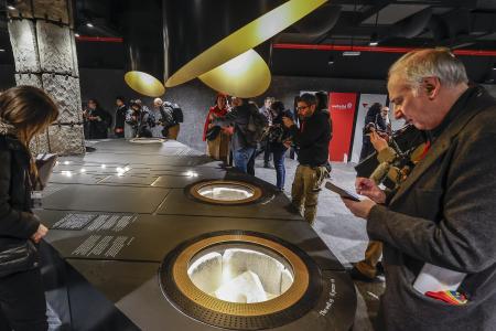 ローマの地下鉄C線で開業した新駅で、工事中に見つかった古代の遺物などに見入る人たち=16日、ローマ(ゲッティ=共同)