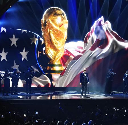 米ワシントンで開催されたサッカーＷ杯北中米３カ国大会の組み合わせ抽選会＝５日（共同）