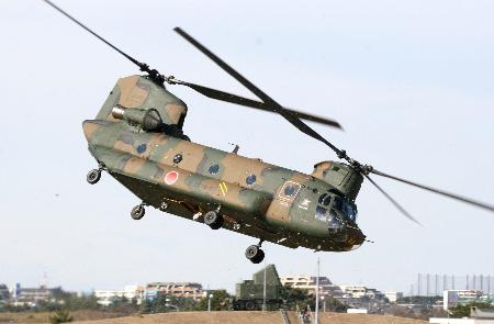 陸上自衛隊のヘリ「ＣＨ―４７」＝０７年