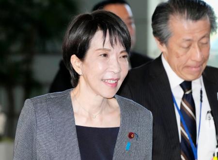 首相官邸に入る高市首相＝１７日午前