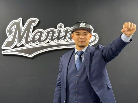 入団記者会見の後、写真撮影に応じるロッテの井上＝１７日、ＺＯＺＯマリンスタジアム