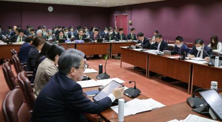 条例改正案が報告された福岡市議会＝１７日午前
