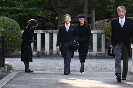 三笠宮妃百合子さまの墓所に向かわれる天皇、皇后両陛下＝１７日午後、東京都文京区の豊島岡墓地（代表撮影）