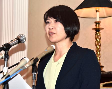 記者会見で前橋市長選への立候補を正式表明する小川晶前市長＝１７日午後、前橋市内のホテル