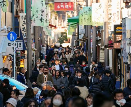 観光客でにぎわう神奈川県鎌倉市の商店街。１～１１月に日本を訪れた外国人客は推計３９０６万５６００人となり、通年での過去最多を更新した＝１７日午後