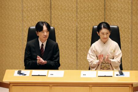 第４１回国際生物学賞の授賞式に出席された秋篠宮ご夫妻＝１７日午前、東京・上野の日本学士院会館