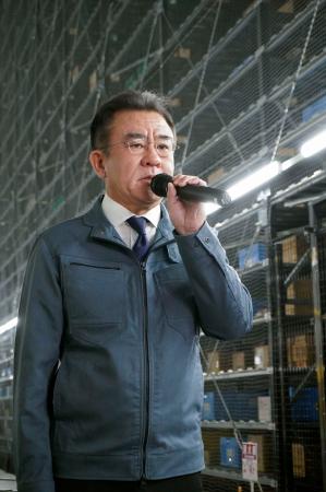 報道陣の取材に応じるアスクルの吉岡晃社長＝１７日午前、東京都江戸川区