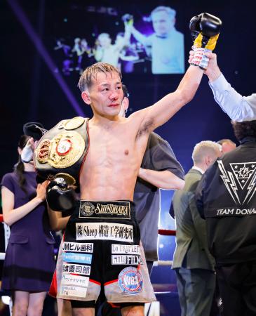 WBAバンタム級団体内王座統一戦で、ノニト・ドネアに判定で勝利した堤聖也=両国国技館