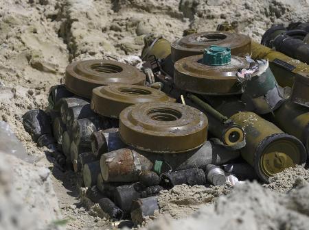 爆破処理のため埋められるロシア軍の地雷や不発弾＝２０２２年、キーウ郊外（共同）