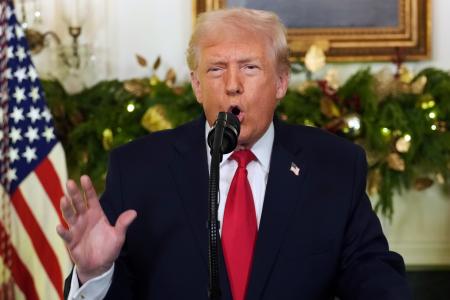 米ホワイトハウスで演説するトランプ大統領＝１７日（Ｄｏｕｇ　Ｍｉｌｌｓ／Ｔｈｅ　Ｎｅｗ　Ｙｏｒｋ　Ｔｉｍｅｓ提供・ＡＰ＝共同）