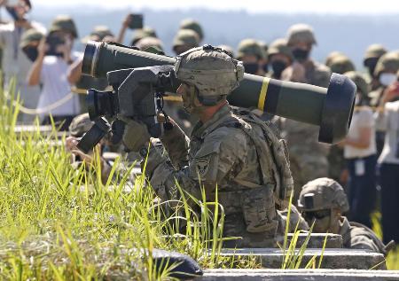「ジャベリン」の実弾射撃に臨む米陸軍の兵士=2022年8月、熊本県山都町