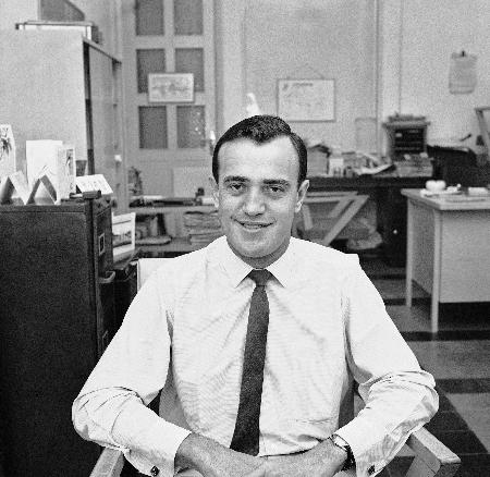 米国のジャーナリスト、ピーター・アーネットさん＝１９６３年、マレーシア・クアラルンプール（ＡＰ＝共同）