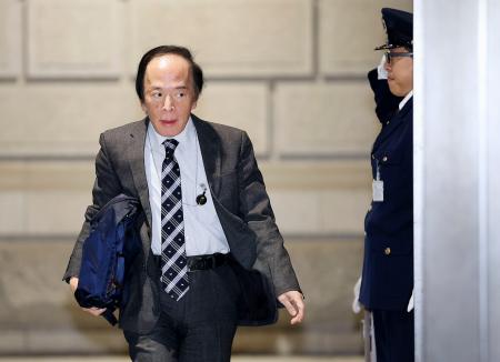 金融政策決定会合のため、日銀本店に入る植田総裁＝１８日午前（代表撮影）