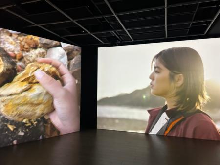 　サイドコアの映像作品「ｌｉｖｉｎｇ　ｒｏａｄ」。能登の海岸を歩く俳優の坂口彩夏さん（提供写真）