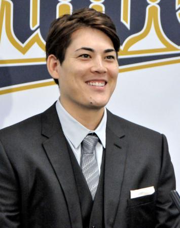 契約更改を終え、取材に応じるオリックス・九里=18日、大阪市