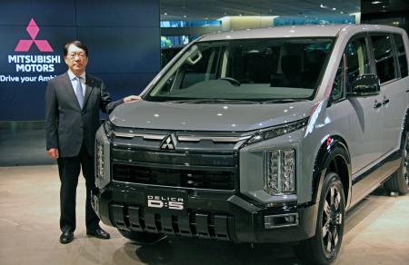 三菱自動車のミニバン「デリカＤ：５」の大幅改良の発表会で、記者団の取材に応じる加藤隆雄社長＝１８日午後、東京都港区