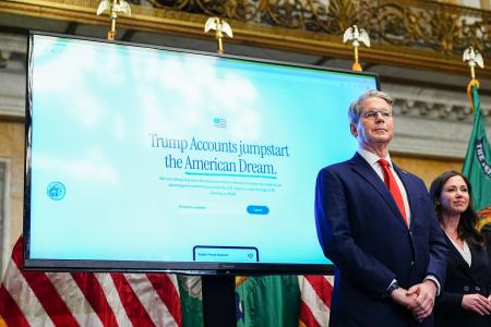 記者会見でトランプ口座を説明するベセント米財務長官＝１７日、ワシントン（ロイター＝共同）