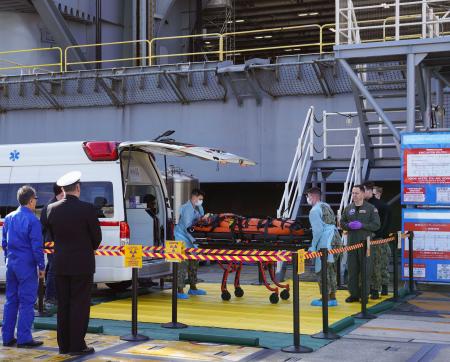 米空母ジョージ・ワシントンで実施された日米合同の原子力防災訓練＝１８日午前、神奈川県横須賀市