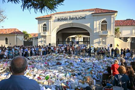 １８日、オーストラリア・シドニーで銃乱射事件の犠牲者を追悼する人々（共同）