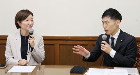 意見交換する共産党の山添拓政策委員長（右）とれいわ新選組の大石共同代表＝１８日午前、国会