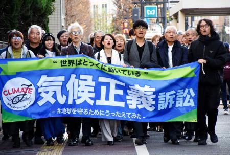 東京地裁に向かう原告ら＝１８日午後、東京・霞が関