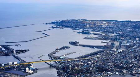 青森県で震度６強を観測した地震で、一時津波警報が出た八戸市の沿岸部＝９日（共同通信社機から）