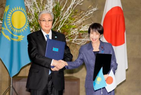 署名式で握手する高市首相（右）とカザフスタンのトカエフ大統領＝１８日午後、首相官邸