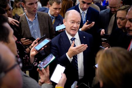 取材に応じるクーンズ米上院議員＝１６日、ワシントン（ゲッティ＝共同）