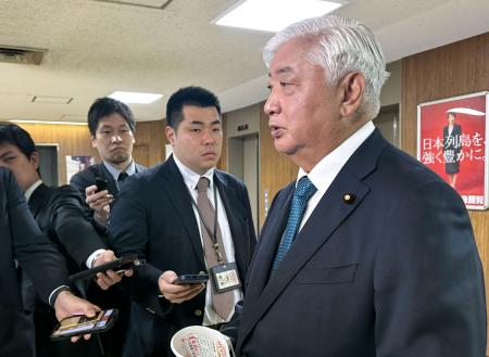 記者団の取材に応じる中谷前防衛相=19日午前、東京・永田町の自民党本部
