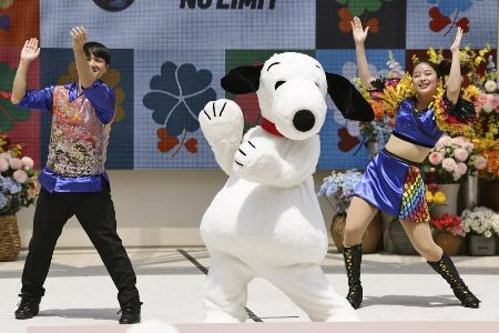 ５月、ＵＳＪが大阪・関西万博の大阪ヘルスケアパビリオンで開いたイベントで、ダンスを披露するスヌーピー＝大阪市此花区の夢洲