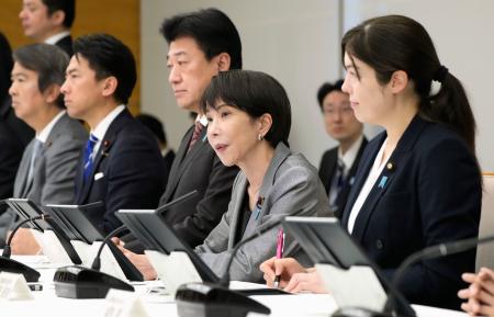 人工知能戦略本部の会合であいさつする高市首相（手前から２人目）＝１９日午前、首相官邸